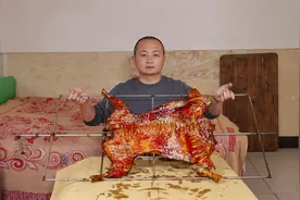 羊肉还是这样吃过瘾，整只下炉直接烤，皮焦肉嫩真馋人