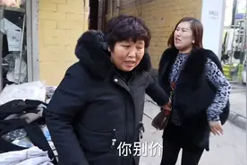 静静领着老妈逛商场，因一件衣服母女俩当众撕打，胖二都看傻眼了视频封面