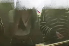 桂林一酒吧卫生间男士如厕时可看见女厕洗手台？市监局回应视频封面