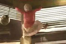 魔幻片：老太婆爱吃三分熟牛排，身体却健壮有力，还能爬墙上屋顶视频封面