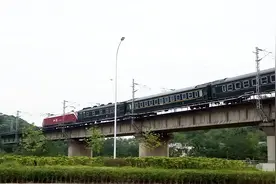 广州东-合肥T222次列车通过京九铁路赣州贡江特大桥
