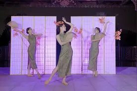 不心动是假的吧！女人风情，绝美旗袍扇子舞《彩云追月》视频封面
