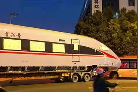 中国铁路回应“复兴号撞公交车”：真相是复兴号坐的汽车撞了公交视频封面
