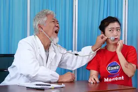 搞笑剧：美女腰疼找中医看病，不想中医是真敢说，结局笑喷了视频封面