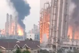 江苏泰州一化工厂发生泄漏起火 未造人员伤亡及成环境影响视频封面