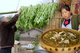 一道正宗的酸菜鱼，要从制作老坛酸菜开始，鱼汤拌饭都能吃两碗！视频封面