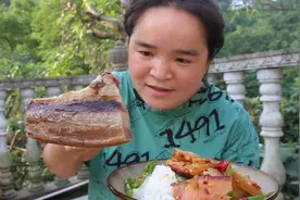 苗大姐熏好的腊肉炒来吃，大块肥肉吃了不腻，馋死朋友了视频封面
