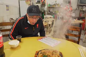 小巷里的夫妻档！没环境、没服务，但熟客求着老板不要退休！视频封面