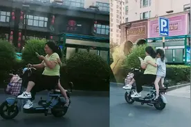 超危险！山东一女子跷二郎腿单手骑车看手机，女儿伏背单腿独立视频封面