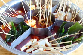 自制湖南特色小吃麻辣烫，学会在家熬汤底，香辣好吃又入味！视频封面