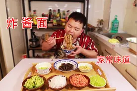 炸酱面做的真不错，6种菜码拌一起，一口大蒜一口面，过瘾