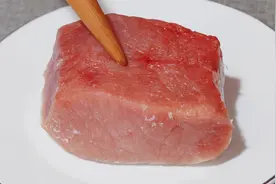 炒猪肉时，瘦肉发柴嚼不动？学会这样做，吃肉和吃豆腐一样嫩滑