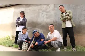 大儿子外出打工，回来看见父亲拿着碗要饭，弟媳的好日子到头了视频封面