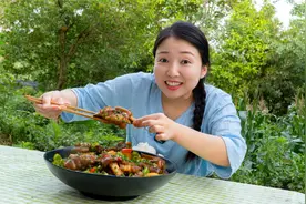 耙唧唧的红烧猪蹄，配上粉面面的土豆，吸溜着吃或拌饭吃都太棒了视频封面