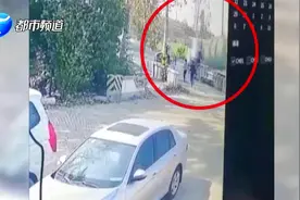 商丘3岁女童误启动三轮车，撞破卷帘门冲上马路，与罐车擦身而过视频封面