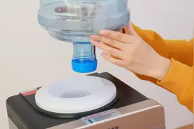 饮水机里有脏水不要拆开洗，一个简单方法，清洁得干净不留水垢视频封面
