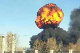 宁靖盐高速盐城段一危化品车翻下高速后发生爆炸 现场腾起大火球视频封面