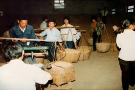 交过公粮的60岁70岁的农民，每人将会领到8万元养老金，是真的吗视频封面