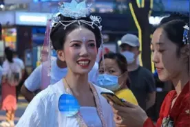 西安不倒翁小姐姐如今面容憔悴，网友呼吁不敢结婚，本人回应视频封面