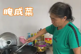 东北人到底多爱吃咸菜？咸蒜酸黄瓜安排上，就是有点不太成功