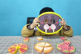 当当戴着面具找妈妈吃好多口味的披萨！视频封面