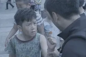 人贩子强迫拐来的男孩上街乞讨，不料碰上男孩的特种兵叔叔！影视视频封面