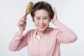 女生白头发增多，不要总觉得老了，或是由于体内缺乏这3种营养视频封面