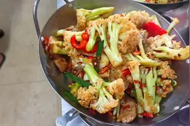 为什么饭店的素菜也要过油，厨师说出了原因，怪不得饭店炒菜快呢视频封面