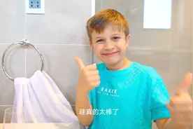 小女孩在野外拿网抓蝴蝶视频封面