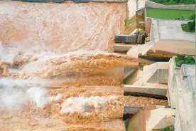 航拍黄河小浪底水库开闸泄洪，场面相当震撼视频封面