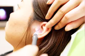 为什么有的人“耳屎”是油的？1分钟看完你就懂了视频封面