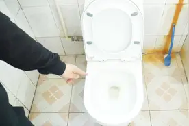 马桶不用时要不要盖上盖子？好多家庭都做错了，难怪卫生间很臭视频封面