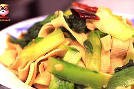 适合夏天吃的素菜，清淡又营养，试试这道小白菜炒“千张”视频封面