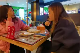 跟媳妇吵架了，一气之下她跑去逛街，我还得去接她你说气不气人视频封面