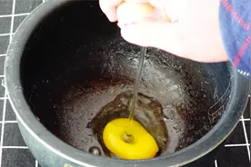 把鸡蛋打在电饭锅里，鸡蛋新做法，不好吃你来找我