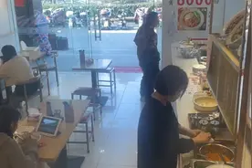 男子在面馆门口徘徊，细心老板发现后免费送面，善意谎言更暖人心视频封面