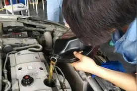 换机油冷车好还是热车好？先做对比，在准确选择哪种方式视频封面