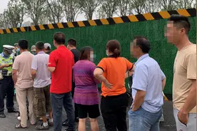 郑州电动车上高架桥，交警2小时查近100辆，驾驶员排队领罚单