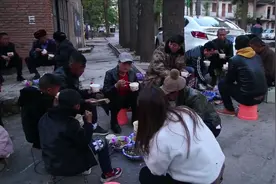 四川一家人办酒，穷到在地上吃饭，新娘是个大美女，猜猜有多漂亮视频封面