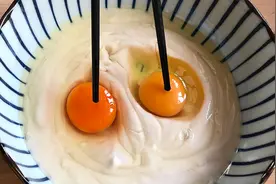 酸奶里加2个鸡蛋，筷子搅一搅，手不沾面，松软香甜，天天吃不腻视频封面