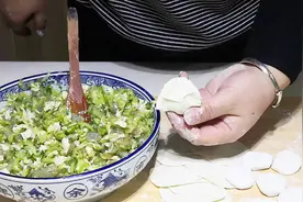 黄瓜和大虾的饺子馅这样调，鲜香多汁，香而不腻，出锅全家吃撑了