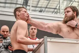 不愧是战斗民族！俄罗斯举办扇耳光大赛，胜利者奖励3000元