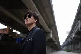 网传歌手萧煌奇是假盲人，本人驾车画面曝光，亲自回应引热议视频封面