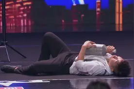 达人秀：拎个酒瓶子上台，还咣当倒在地上，这是要表演啥才艺？视频封面