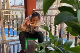 农村媳妇肚子饿了，调上一大盘子凉粉，一个人坐阳台上吃的真解馋