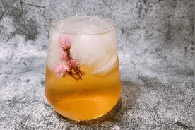 自制居家超简易鸡尾酒：盐渍樱花梅酒苏打
