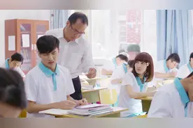 影视：女孩上课给男同学写信，不料被老师抓个正着，男同学霸气了视频封面