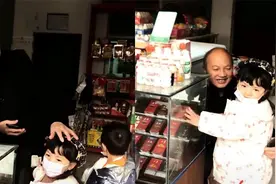 贵州一女子偷偷带娃回娘家，父亲半天未认出来：你要买什么？视频封面