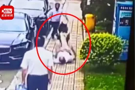 秋田犬突然扑倒撕咬过路大爷！过程持续1分多钟视频封面
