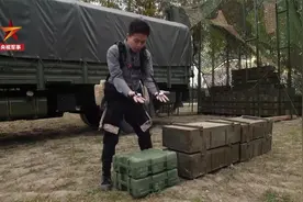 科幻装备成真！记者体验穿机械外骨骼搬运弹药 超100斤轻松搬视频封面